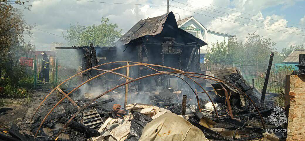 Разобрав конструкции сгоревшего дачного домика в Челнах, пожарные нашли тело погибшего