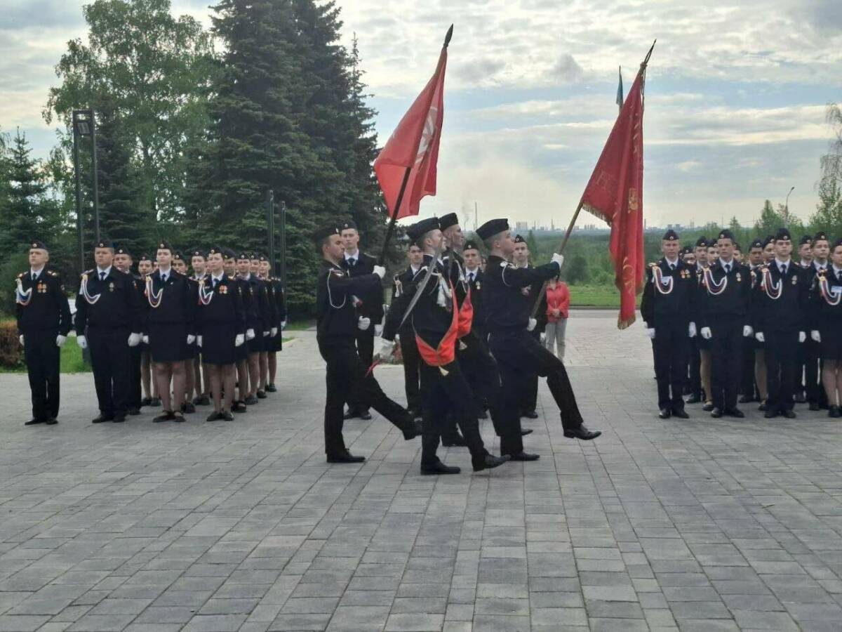 В лицее Нижнекамска выпускники-юнармейцы простились со знаменем