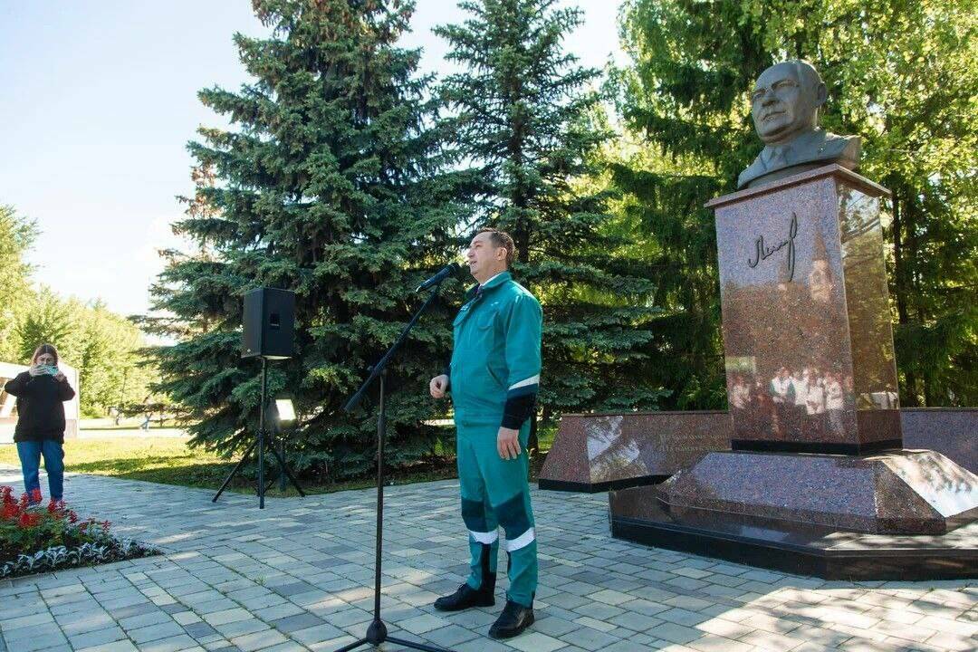 Нефтехимики почтили память первого генерального директора НКНХ Николая Лемаева