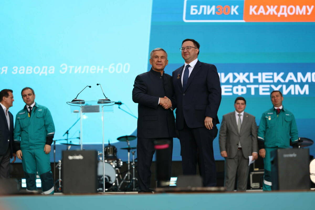 Минниханов в День химика наградил работников «Нижнекамскнефтехима» и «Казаньоргсинтеза»