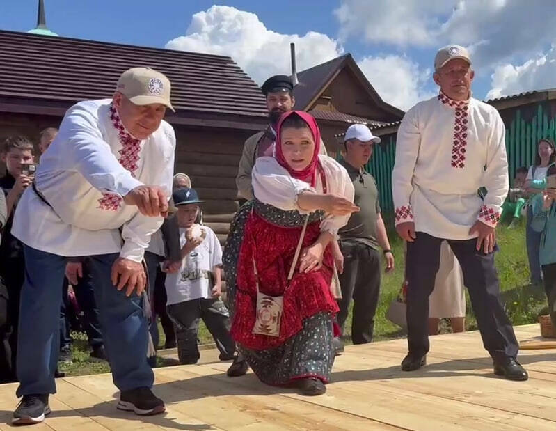 Рустам Минниханов попробовал силы в традиционных русских играх на празднике Каравон