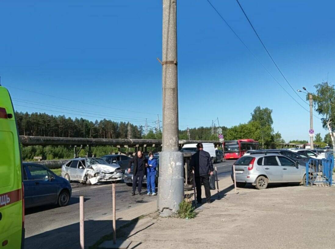 В Казани столкнулись две легковушки, оба водителя в больнице