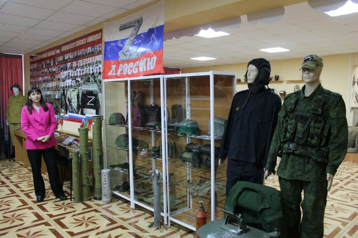 Герои рядом: в Новошешминском музее открылась выставка о бойцах спецоперации