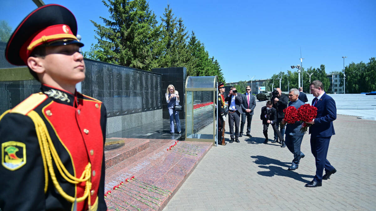 Минниханов и Турчин возложили цветы к мемориальному комплексу «Родина-мать» в Челнах