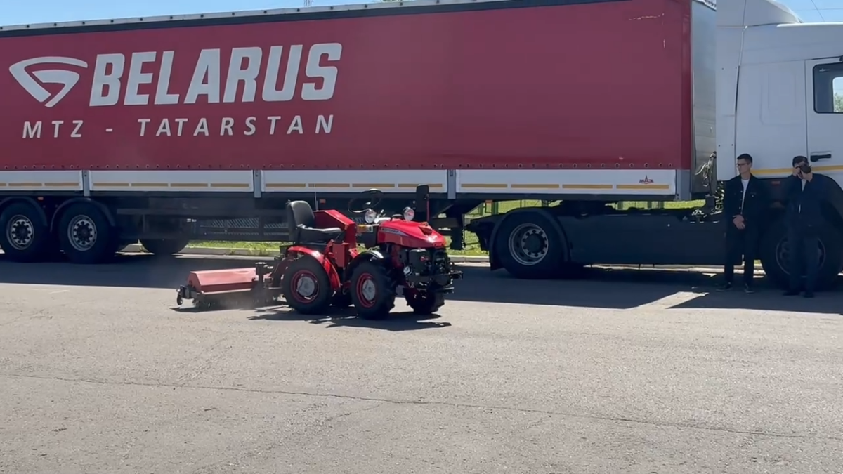 Минниханову и премьер-министру Белоруссии показали беспилотного уборщика