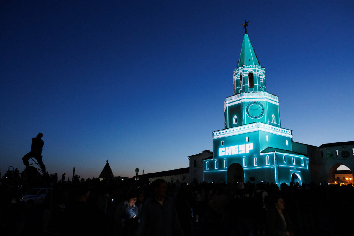 На Спасской башне Кремля показали маппинг-шоу о смелых идеях и достижениях