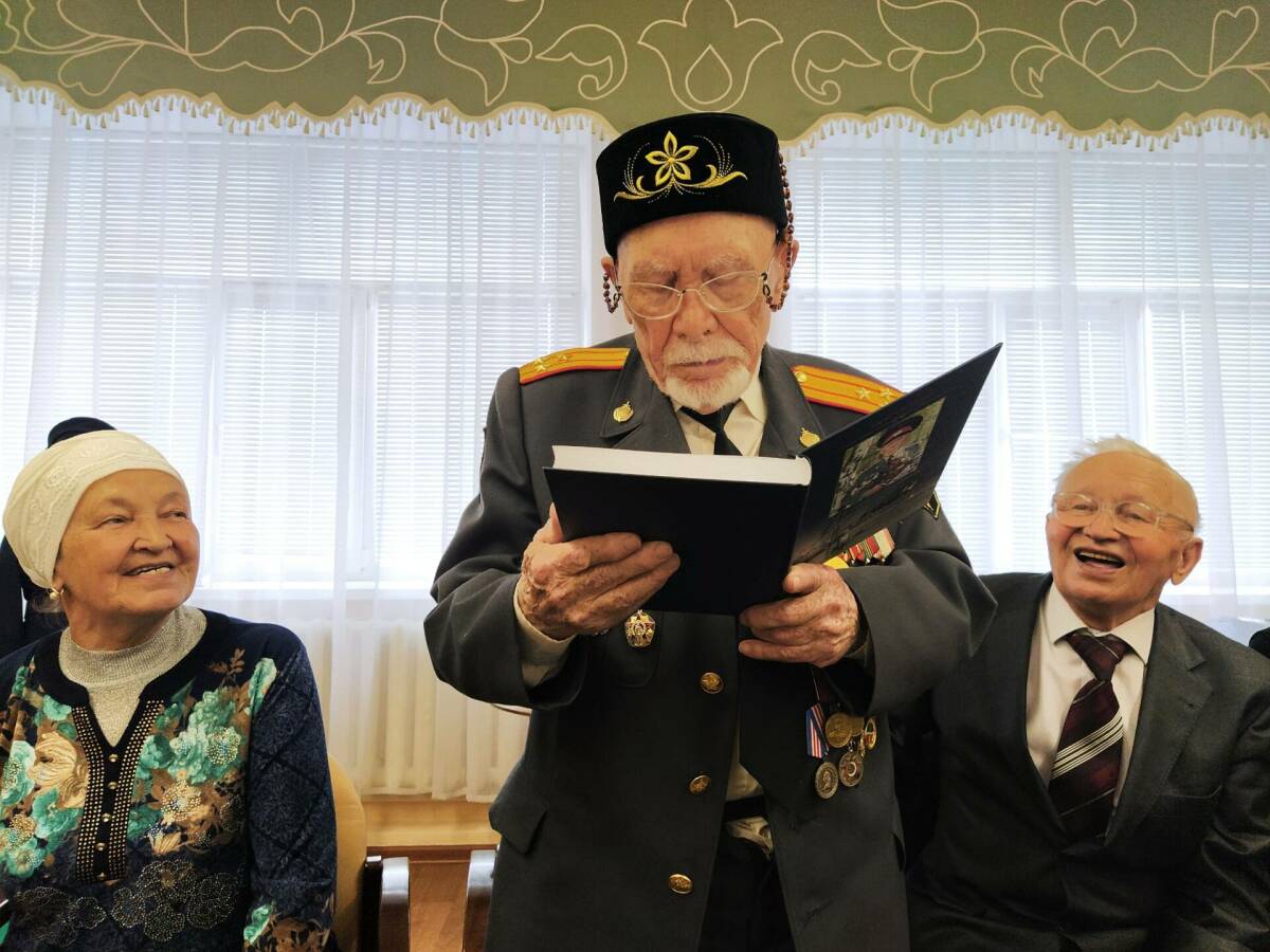 «Просим того, кто наверху»: 98-летний академик Салихов поделился своей историей в Арске
