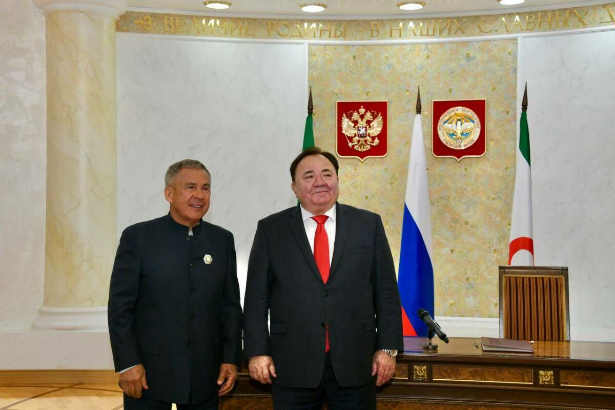 Мәхмүд-Али Кәлиматов Рөстәм Миңнехановка Ингушетия Республикасының югары бүләген тапшырды