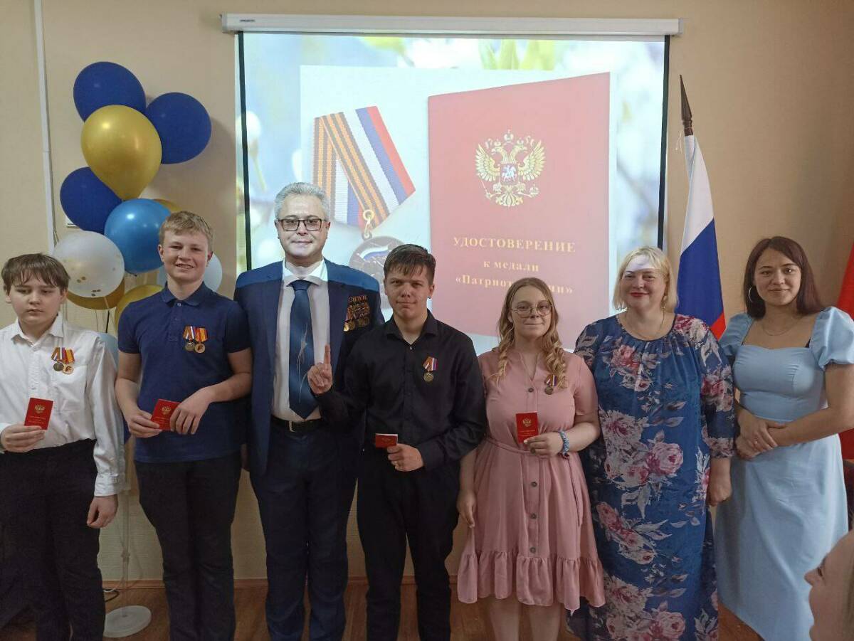 Юных авторов проекта об исторической памяти наградили медалями «Юный патриот»