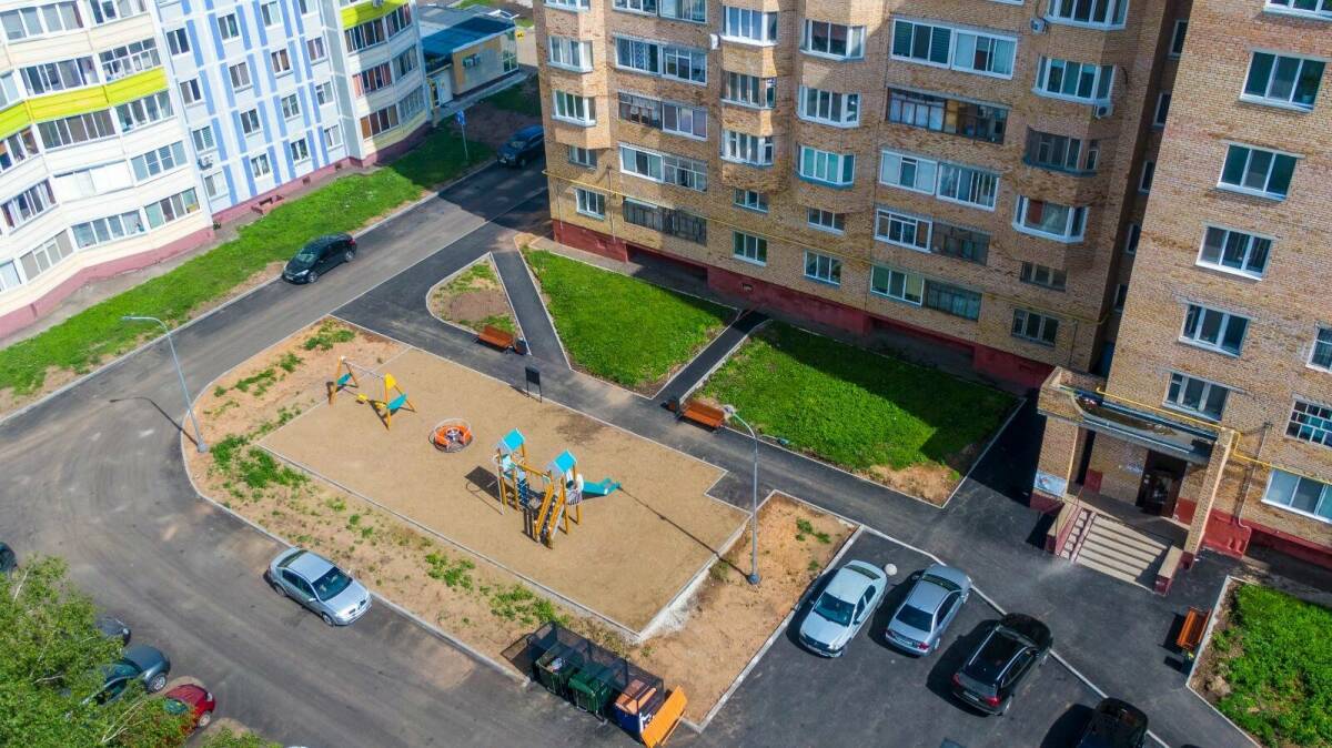 «В тесном взаимодействии с жителями»: в Нижнекамском районе отремонтировали первый двор