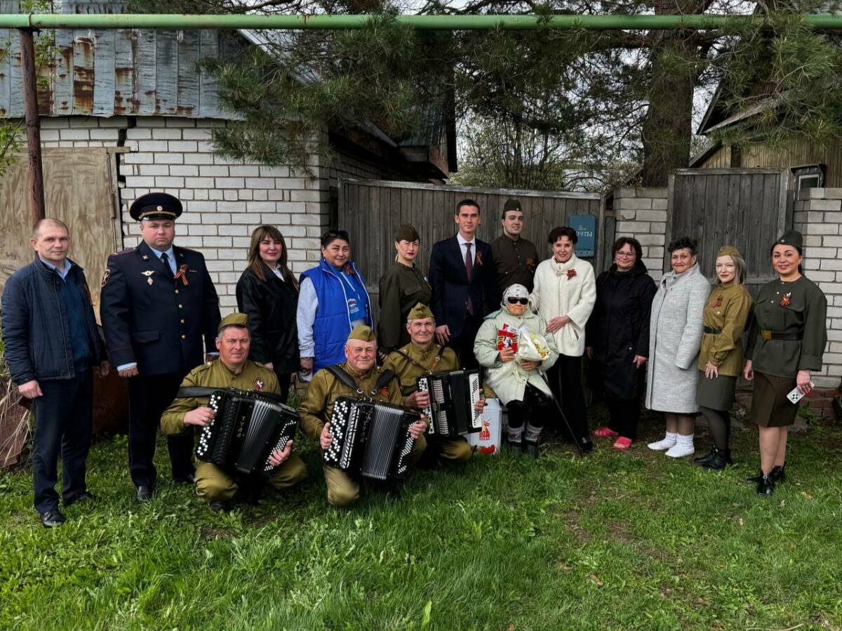 В Менделеевске бывшую узницу концлагеря поздравили с 80-летием Победы