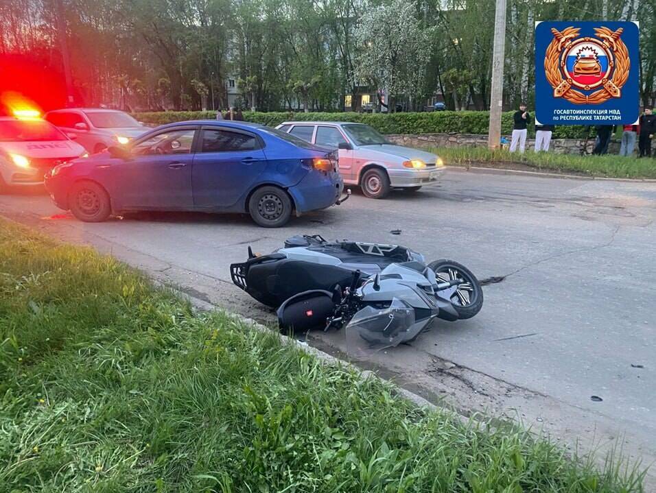 Водитель скутера скончался в больнице после ДТП с легковушкой в Набережных Челнах