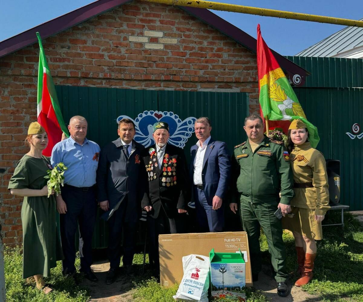 В преддверии Дня Победы Максим Топилин навестил в Апастово столетнего ветерана