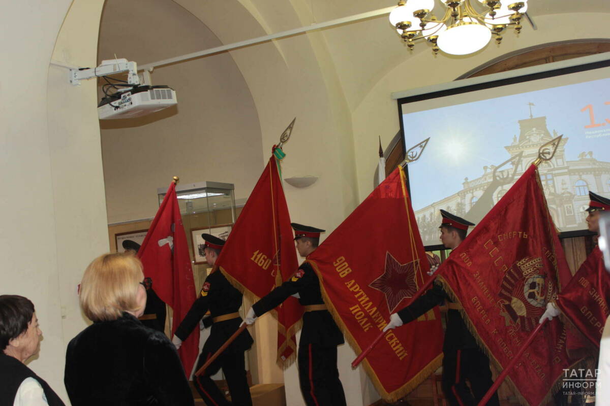 Символ силы и мужества: Нацмузей РТ показал знамена Великой Отечественной войны