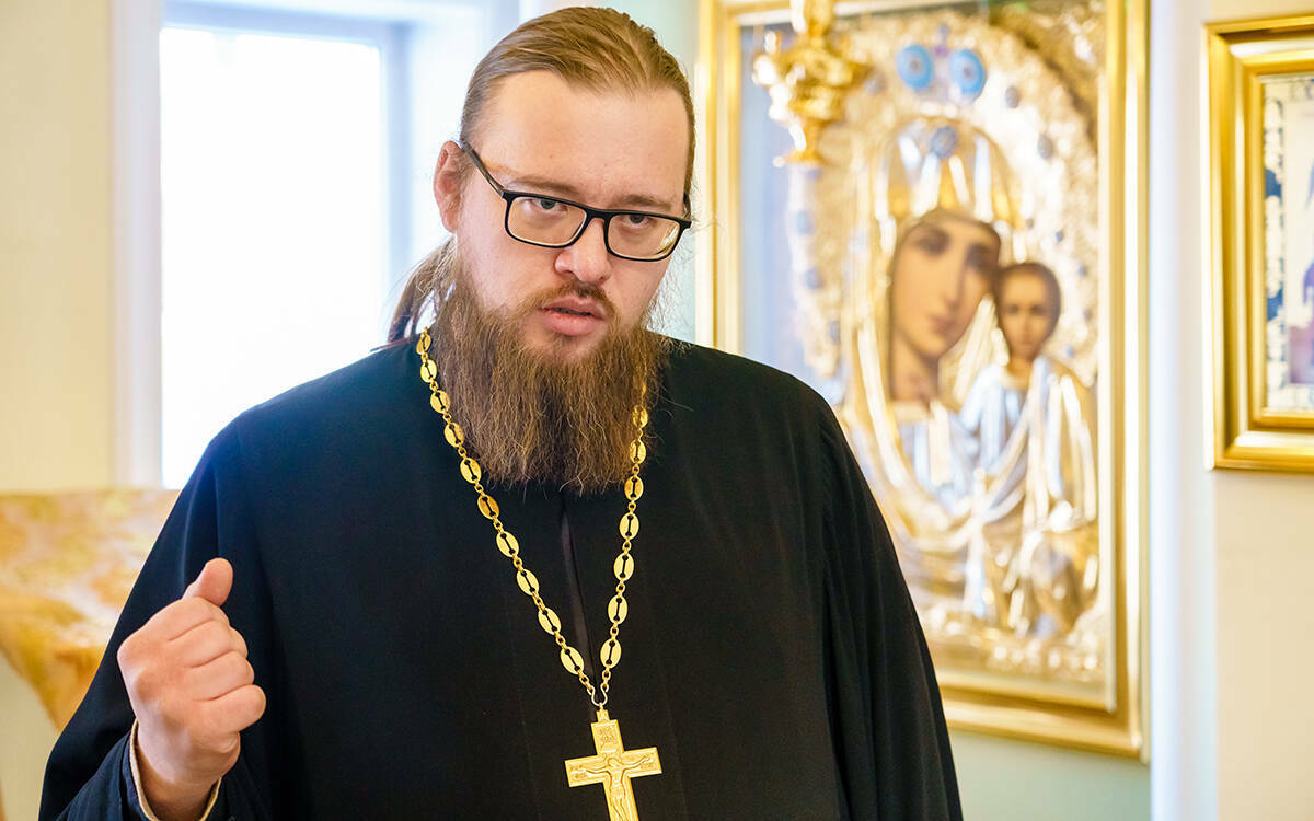 Можно ли зайти без платка и как реагировать на замечания: батюшка о поведении в храме