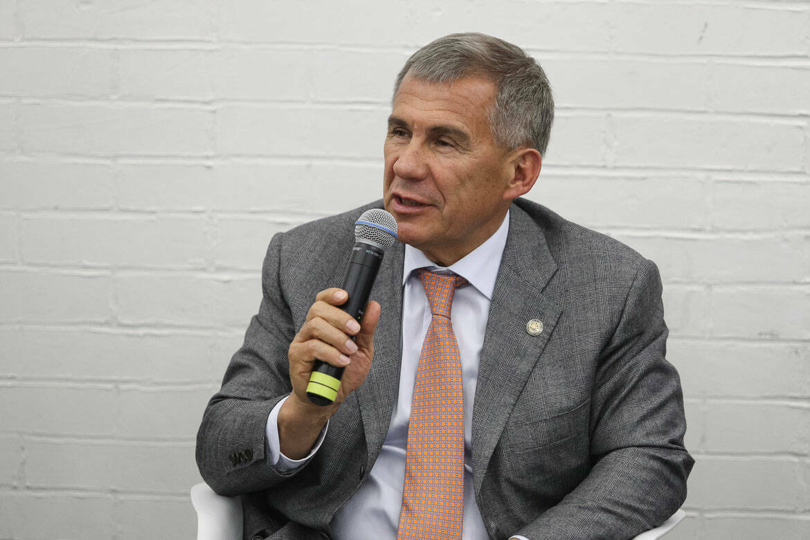 Минниханов поддержал мальчика, рассказывающего стих о Дне Победы