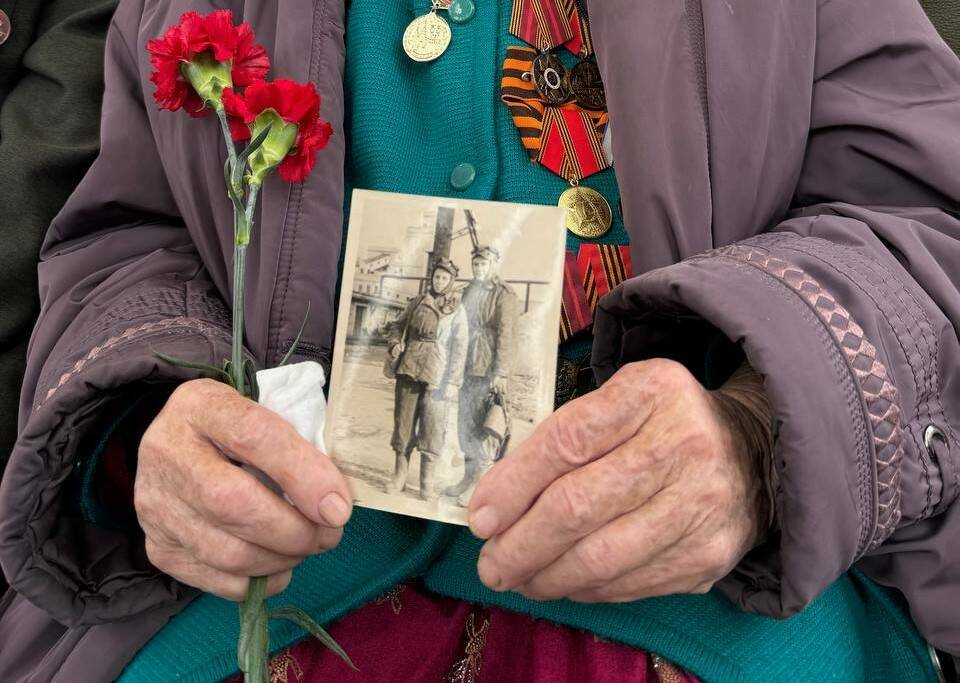 Ветеран поделилась с Миннихановым историей семьи и показала фотографию военных лет