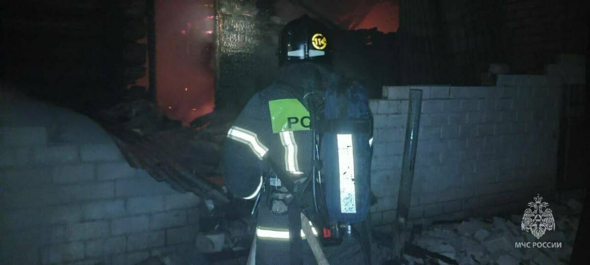 В татарстанском селе из-за непотушенной сигареты загорелся частный дом, хозяин погиб