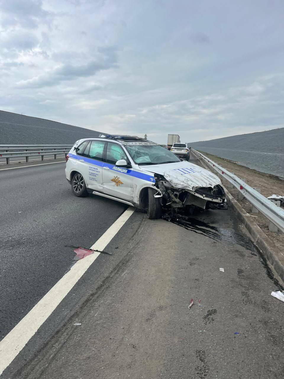 На трассе под Челнами автомобиль ДПС опрокинулся и влетел в отбойник