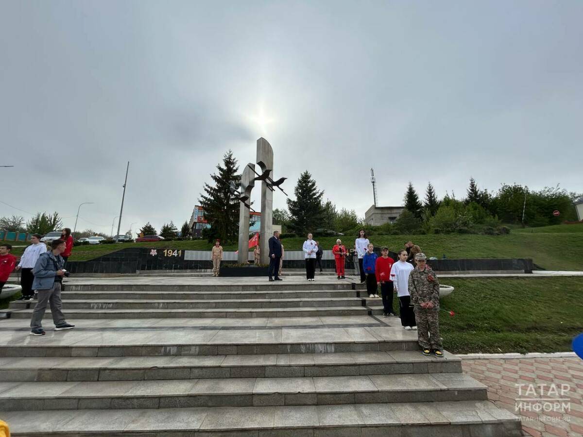 В Верхнем Услоне во время зажжения Вечного огня над стелой в небе появился крест