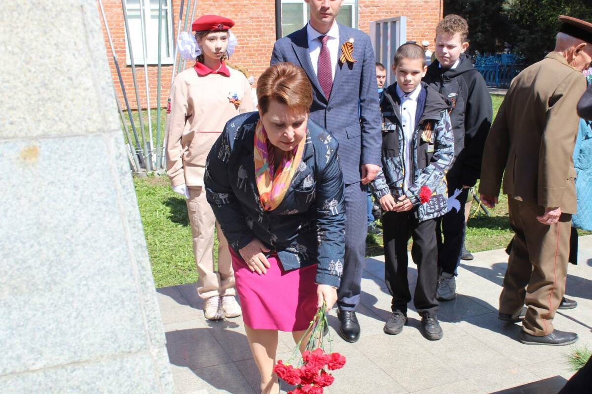 Омбудсмен Татарстана возложила цветы к Вечному огню в Менделеевском районе