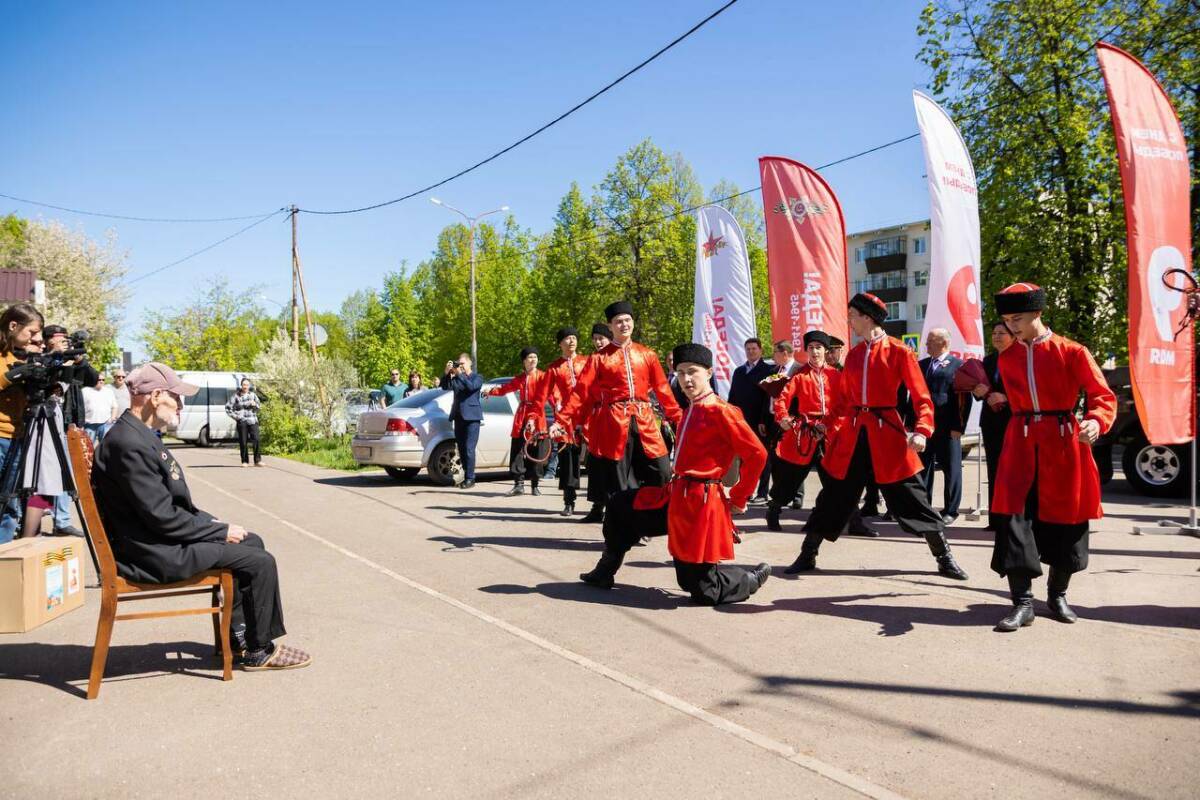 С песней и благодарностью: фронтовая бригада поздравила ветеранов Альметьевска под окнами