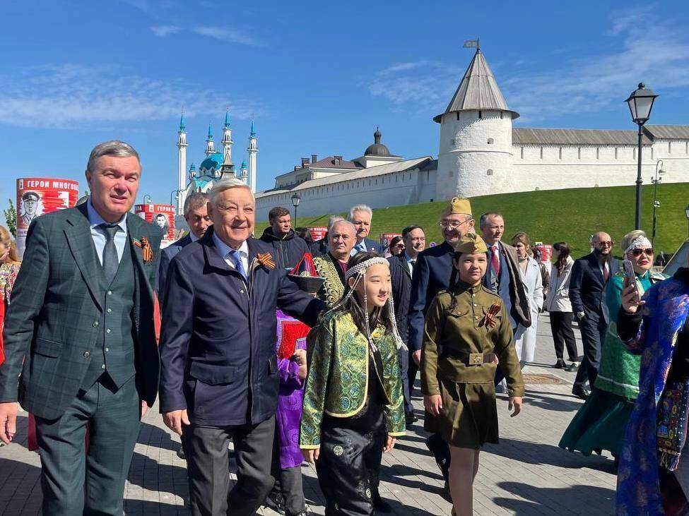 Мухаметшин открыл уличную фотовыставку к 80-летию Победы в Великой Отечественной войне