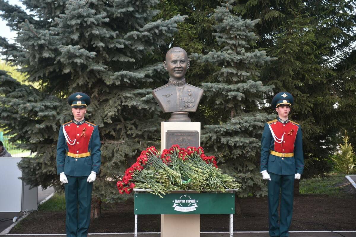 Магдеев открыл бюст Героя России Сергея Чебнёва в челнинской школе