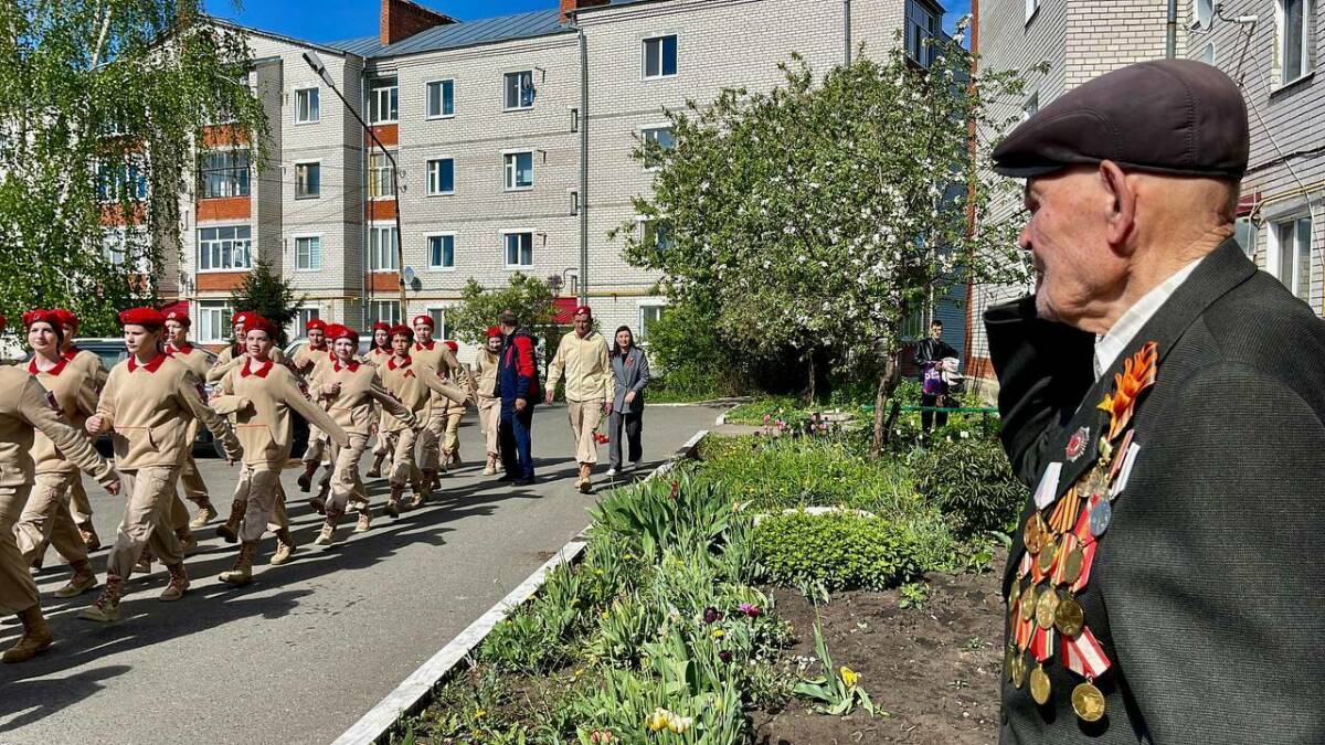 «Россию придется защищать вам»: в Тетюшах 101-летний фронтовик дал напутствия учащимся