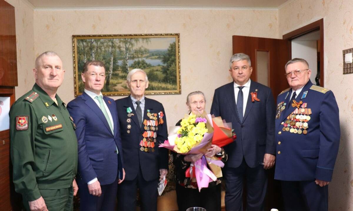 Топилин поздравил 98-летнего ветерана с предстоящим Днем Победы
