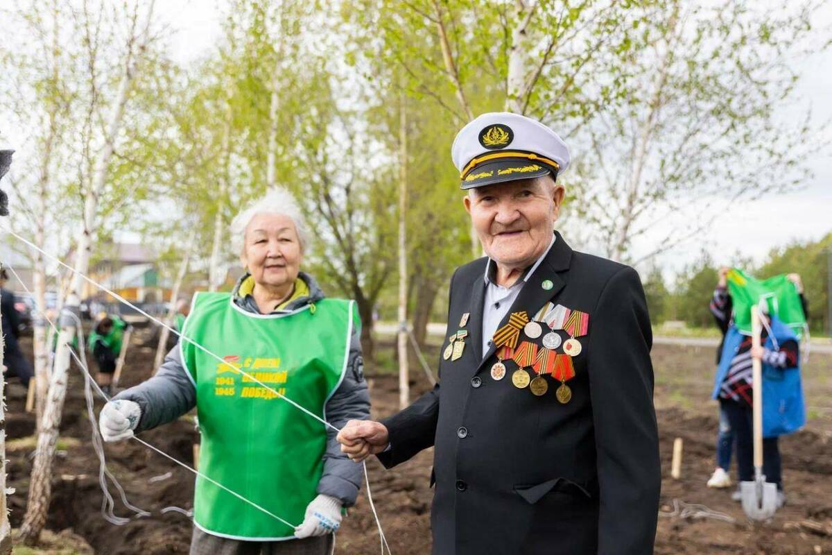 «80 деревьев в честь Победы»: в Альметьевске высадили березы и липы как символ памяти