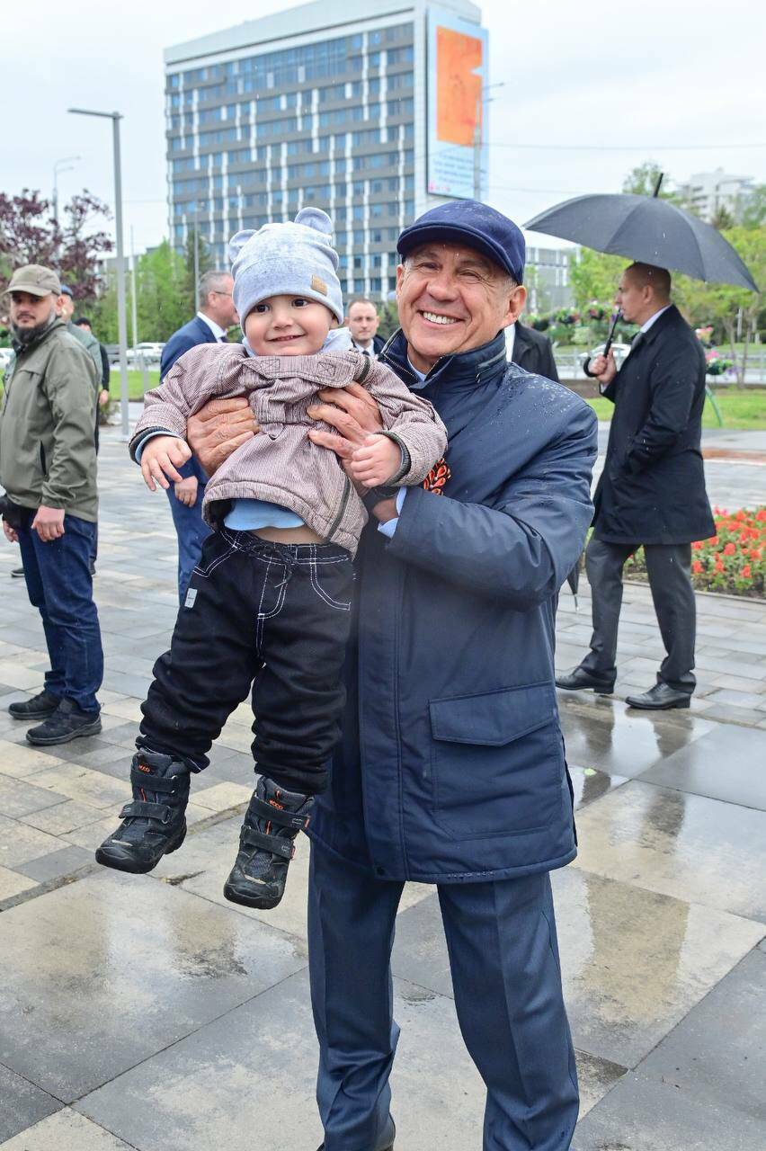 Минниханов на открытии памятника Фатиху Кариму поднял на руки ребенка
