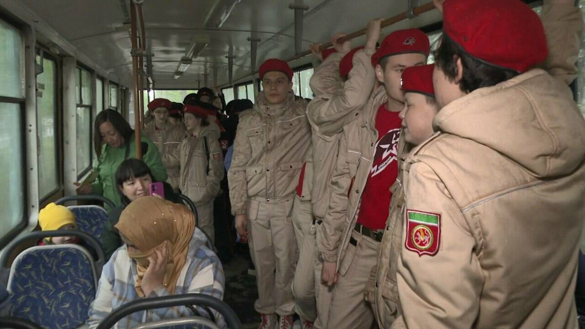 Песни Победы в трамваях: кадеты и юнармейцы устроили флешмоб для нижнекамцев