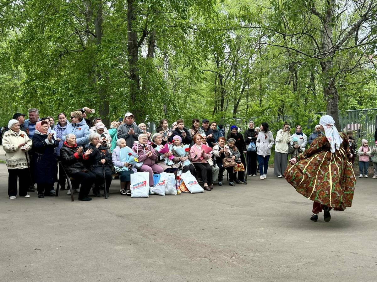 Традиционная акция «Концерт под окнами ветерана» прошла в Казани