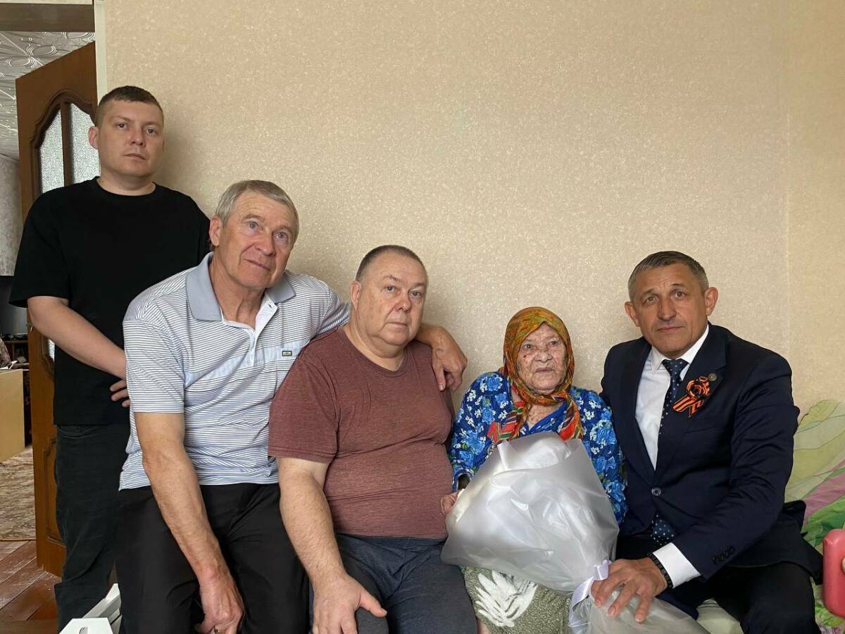 «Целый век – во имя Родины»: 100-летняя жительница Лаишево получила медаль от Раиса РТ