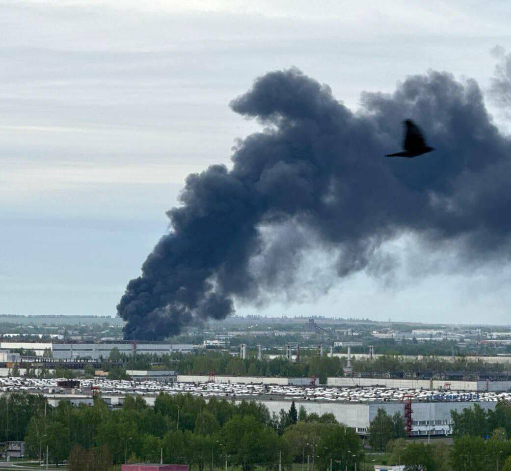 Густой столб дыма в Челнах возник из-за горящих покрышек на территории предприятия