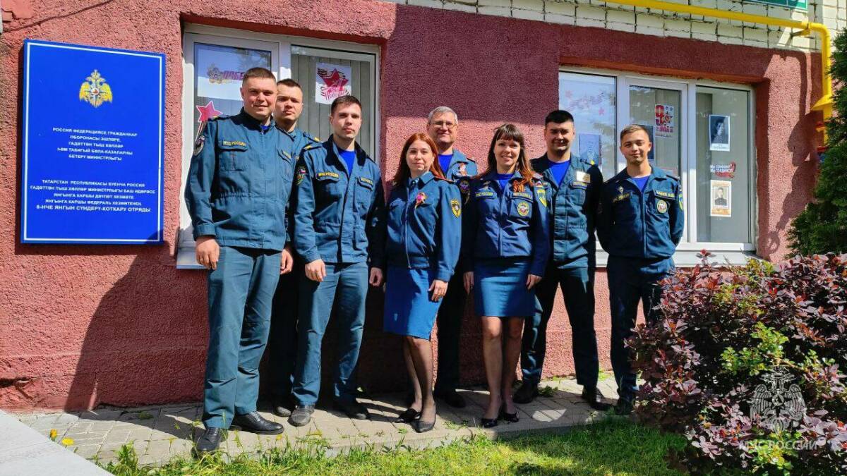 Зеленодольские огнеборцы приняли участие во Всероссийской акции «Окна Победы»