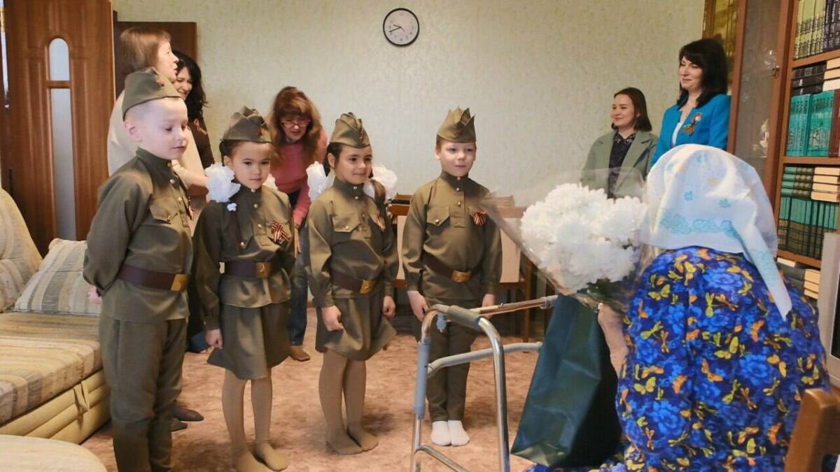 «Пусть растут и расцветают»: дети в Нижнекамске навестили труженицу тыла