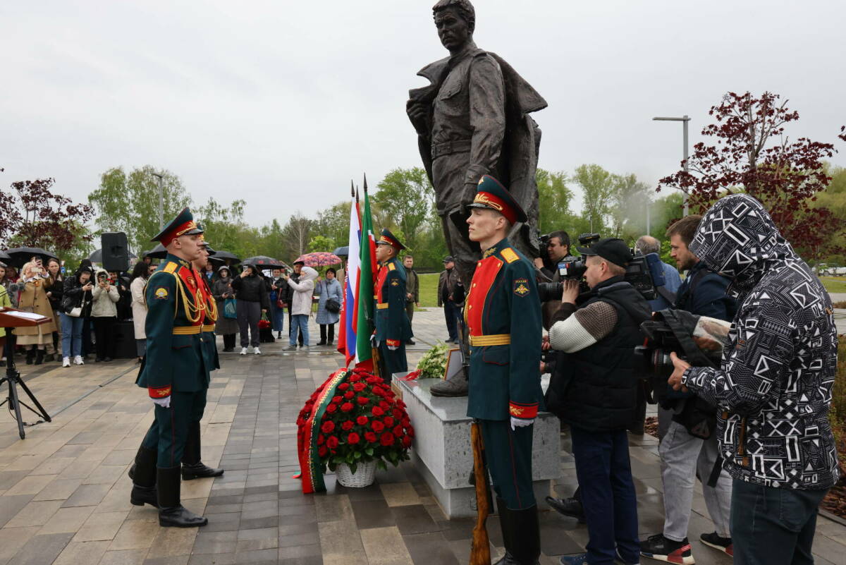 У подножия памятника Фатиху Кариму исполнили песню на его стихи