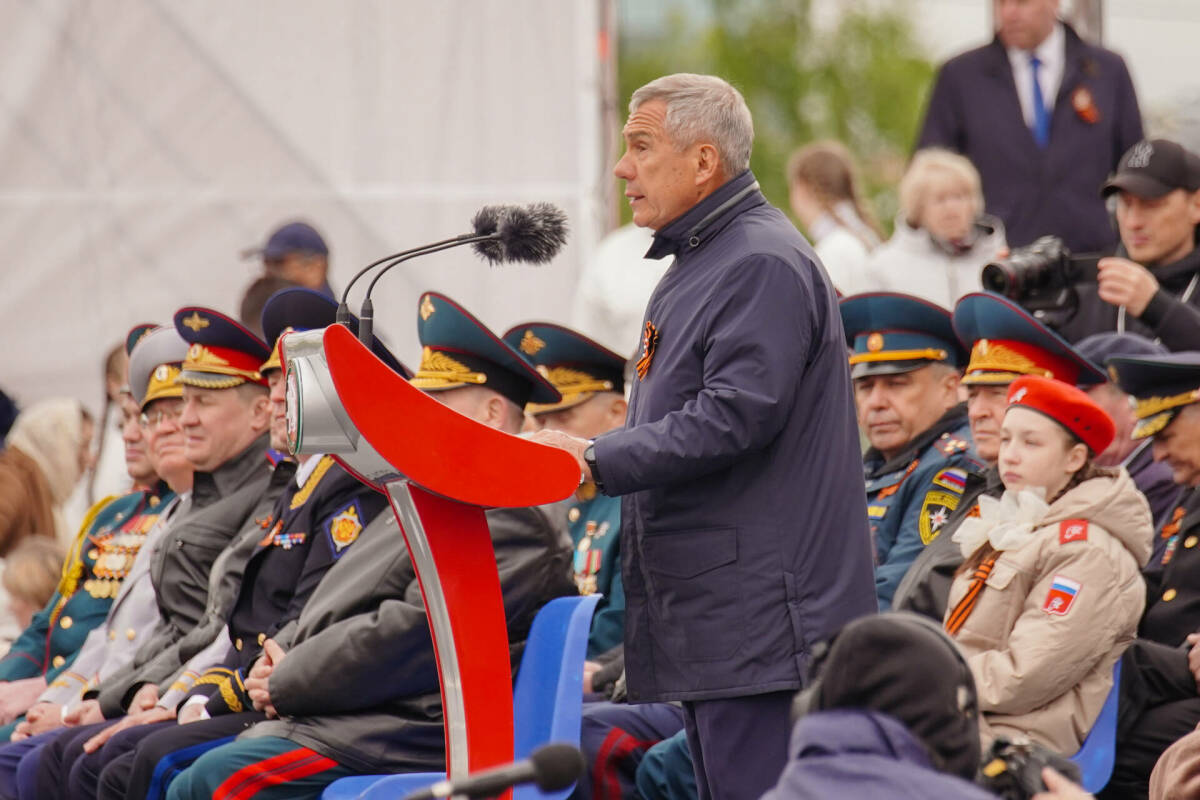 «Победа будет за нами!»: Минниханов выступил на торжественном параде Победы