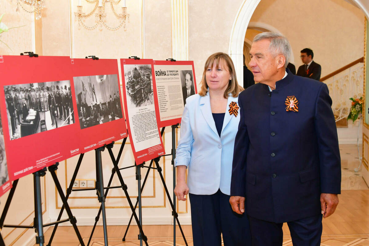 Минниханову показали выставку военного фотокорреспондента Виктора Тёмина