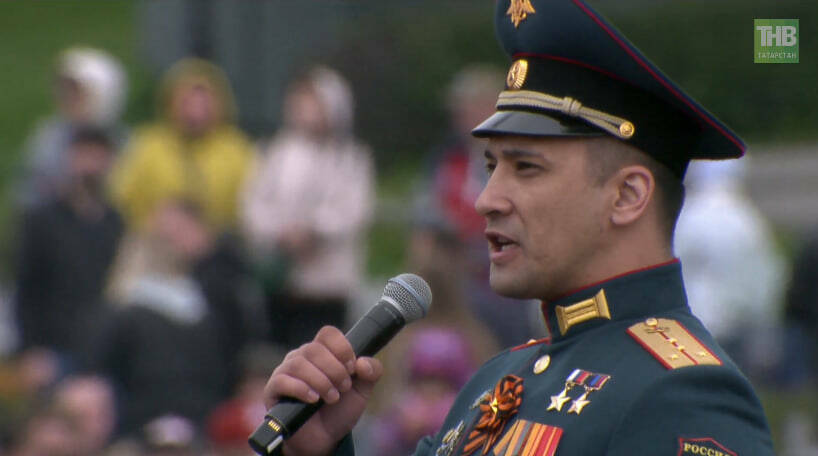 Герой РФ Расим Баксиков прочитал стихи на параде в День Победы в Казани