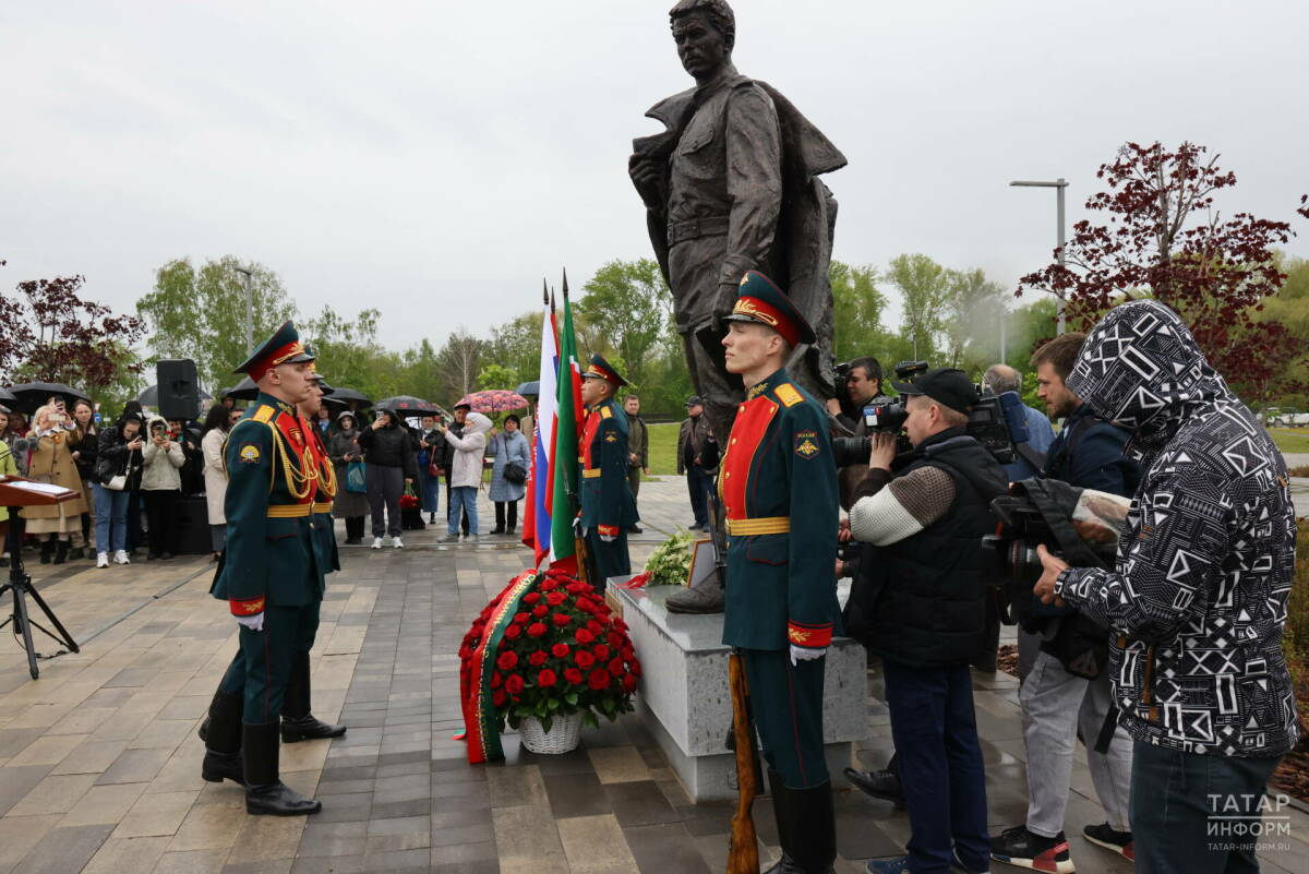 У подножия памятника Фатиху Кариму исполнили песню на его стихи