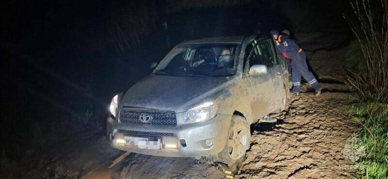 Спасатели помогли вытащить авто мужчины с ребенком, застрявших в грязи на берегу Камы