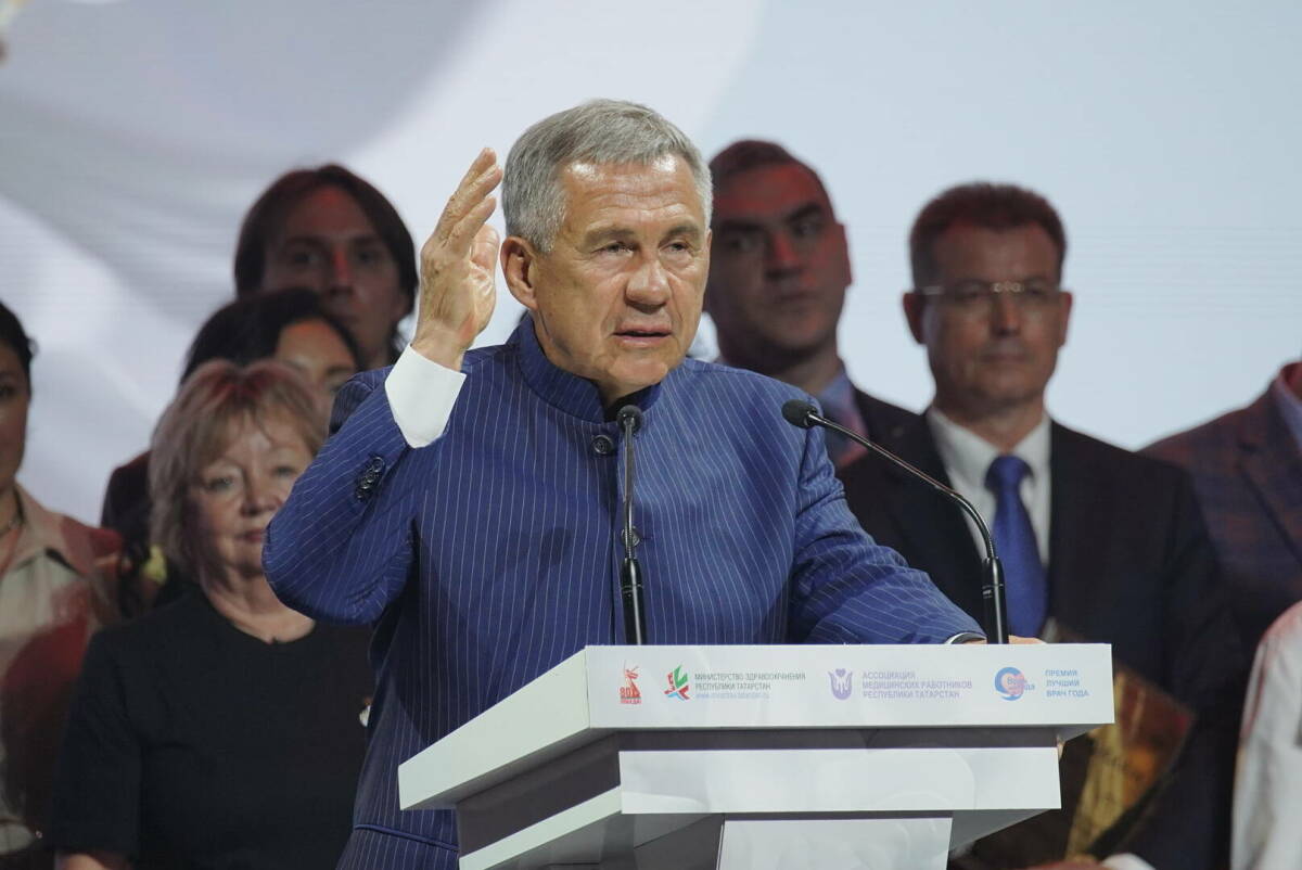 На премии «Ак чәчәкләр» Рустама Минниханова попросили участвовать в предстоящих выборах