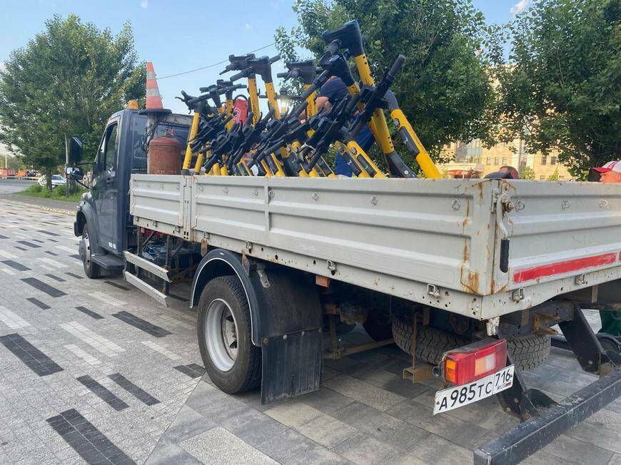 В Казани эвакуировали 110 самокатов, припаркованных там, где запрещено