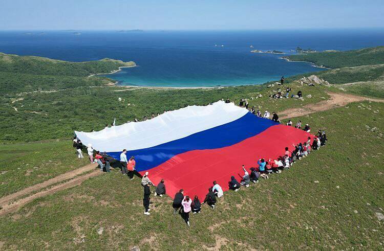 Флаг России в 300 кв. м. развернули на полуострове Гамова