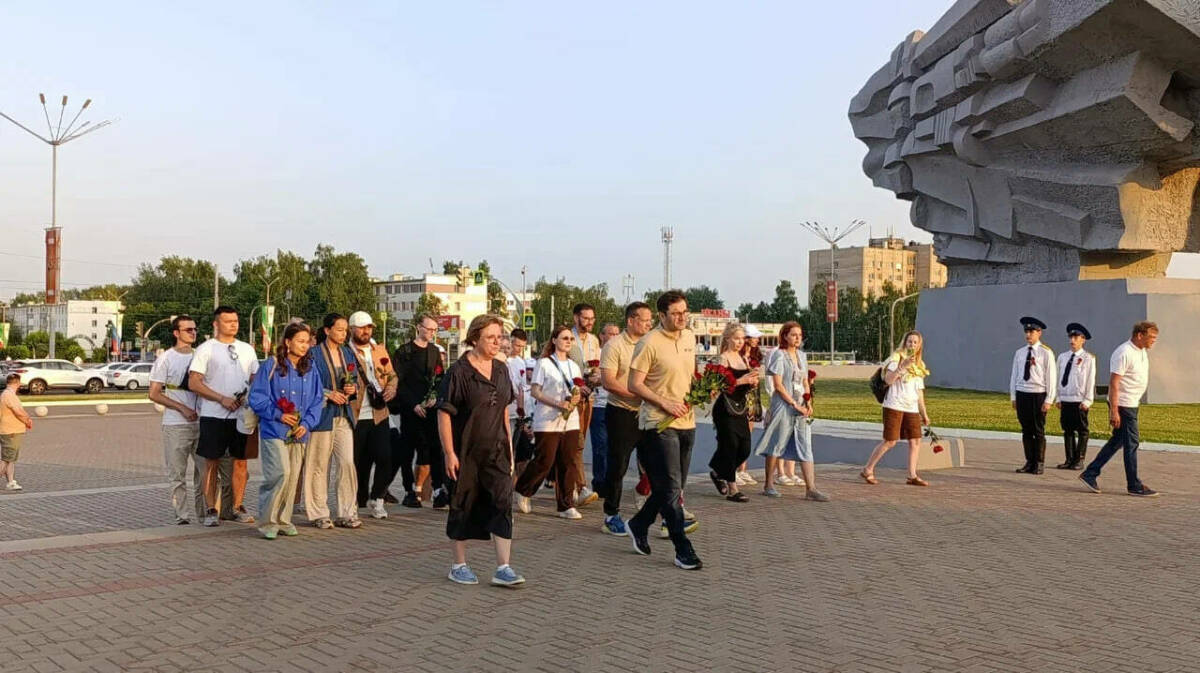 Участники «Путешествия в сердце Евразии» возложили цветы к Вечному огню в Челнах