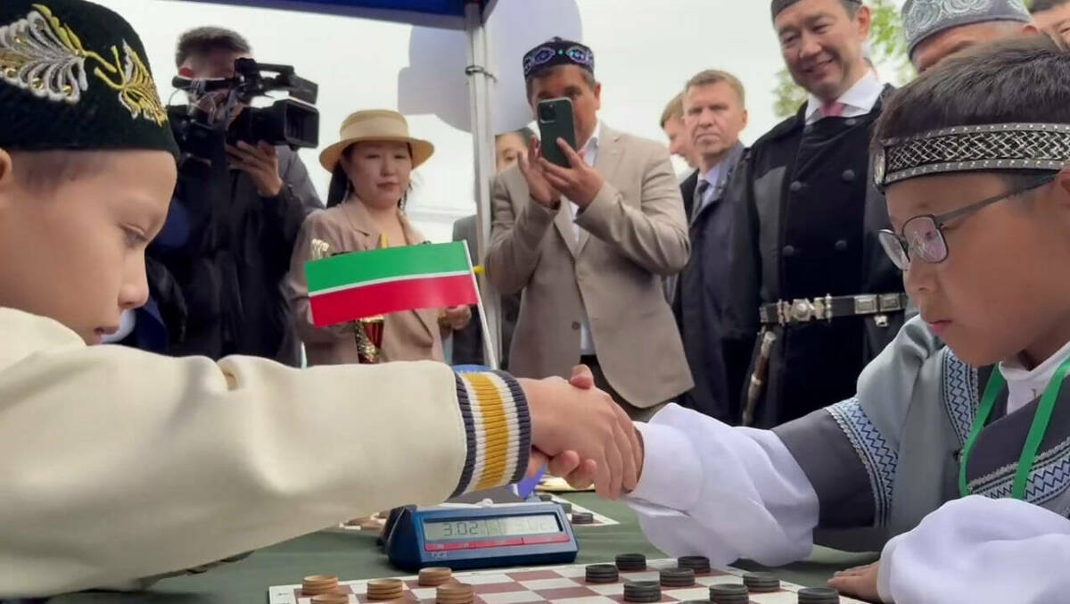 Рустам Минниханов и Айсен Николаев стали зрителями шашечного состязания в Якутии