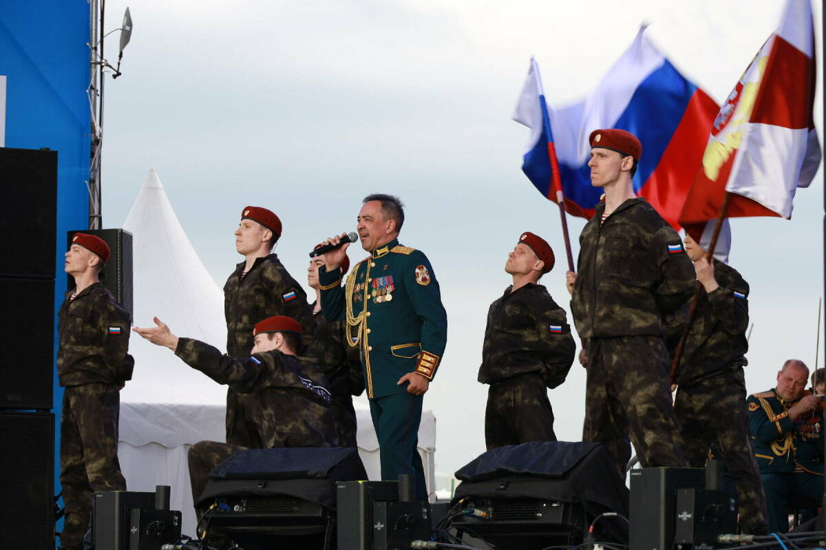 В честь 80-летия Победы в городах Татарстана выступает ансамбль Росгвардии